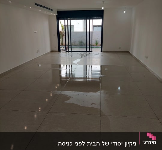 רצפה מבריקה בחדר ריק עם חלונות גדולים